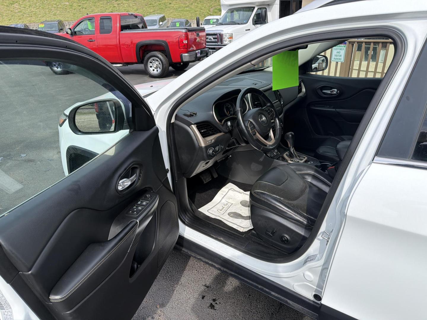 2015 WHITE Jeep Cherokee Limited FWD (1C4PJLDS3FW) with an 3.2L V6 DOHC 24V engine, 9-Speed Automatic transmission, located at 5700 Curlew Drive, Norfolk, VA, 23502, (757) 455-6330, 36.841885, -76.209412 - Photo#5