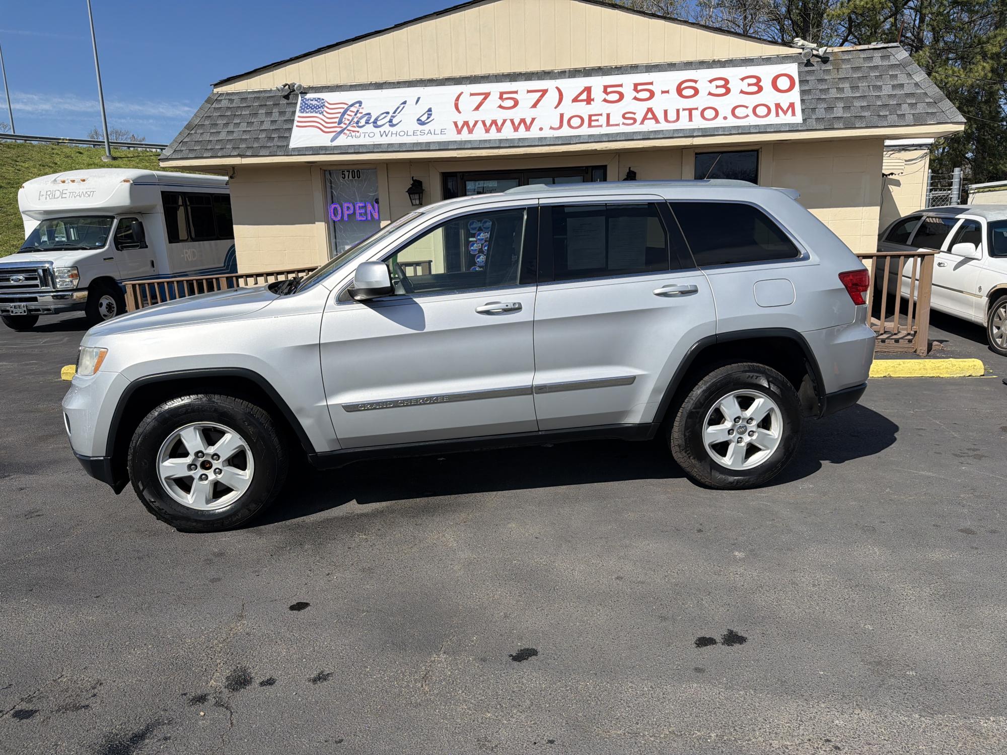 photo of 2012 Jeep Grand Cherokee Laredo 4WD