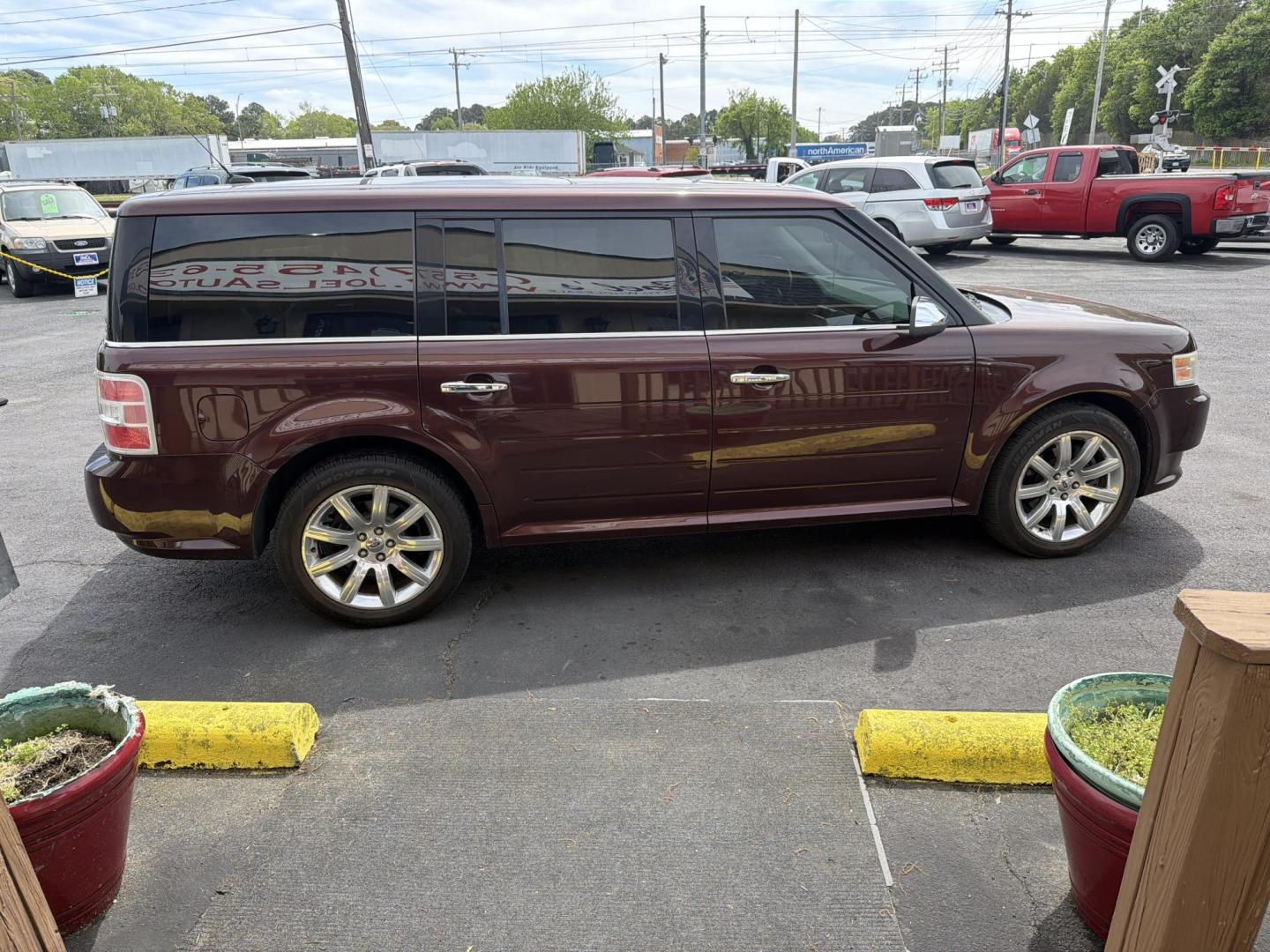 2009 Burgandy Ford Flex Limited AWD (2FMEK63CX9B) with an 3.5L V6 DOHC 24V engine, 6-Speed Automatic transmission, located at 5700 Curlew Drive, Norfolk, VA, 23502, (757) 455-6330, 36.841885, -76.209412 - Photo#3