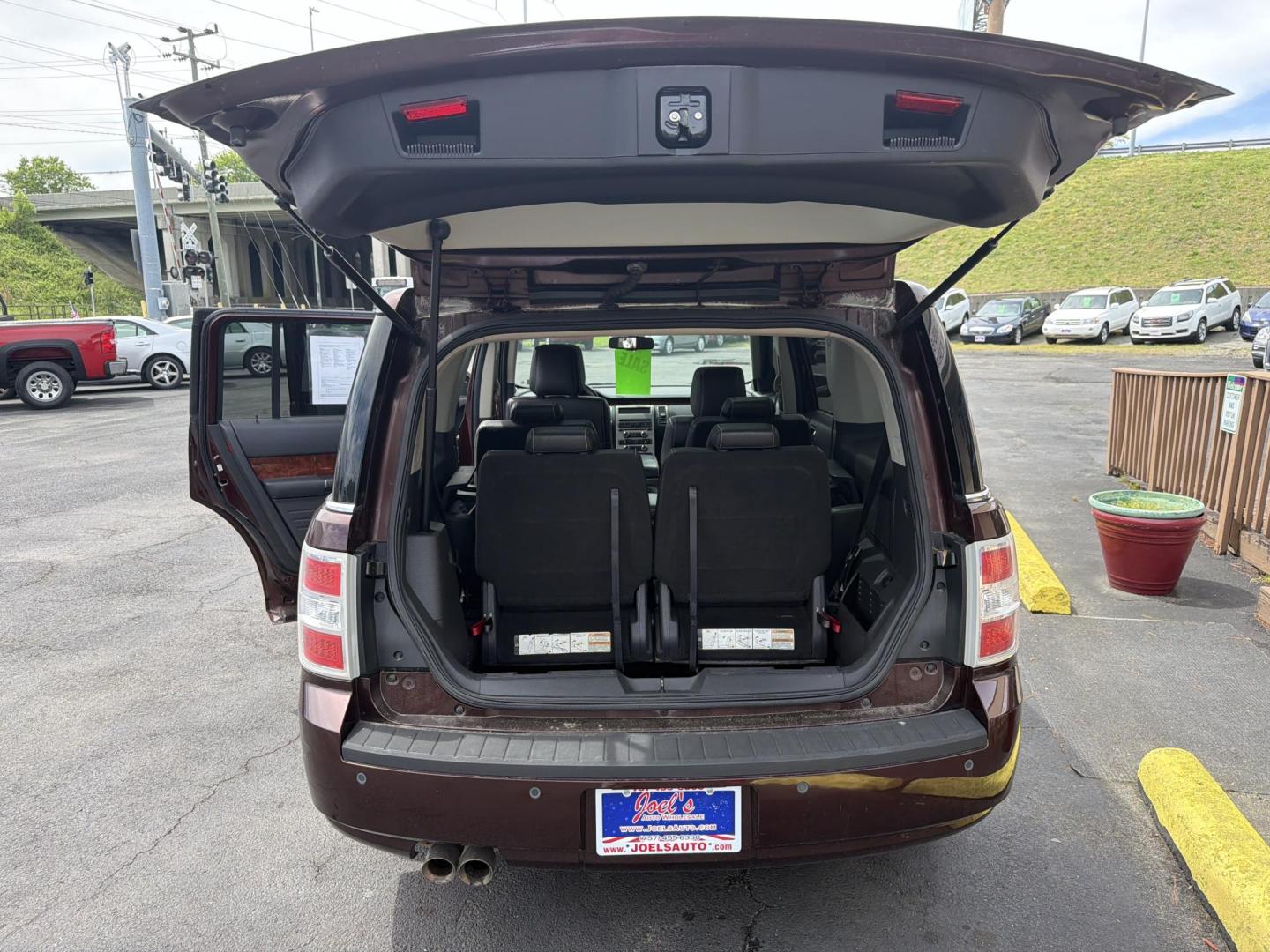 2009 Burgandy Ford Flex Limited AWD (2FMEK63CX9B) with an 3.5L V6 DOHC 24V engine, 6-Speed Automatic transmission, located at 5700 Curlew Drive, Norfolk, VA, 23502, (757) 455-6330, 36.841885, -76.209412 - Photo#10