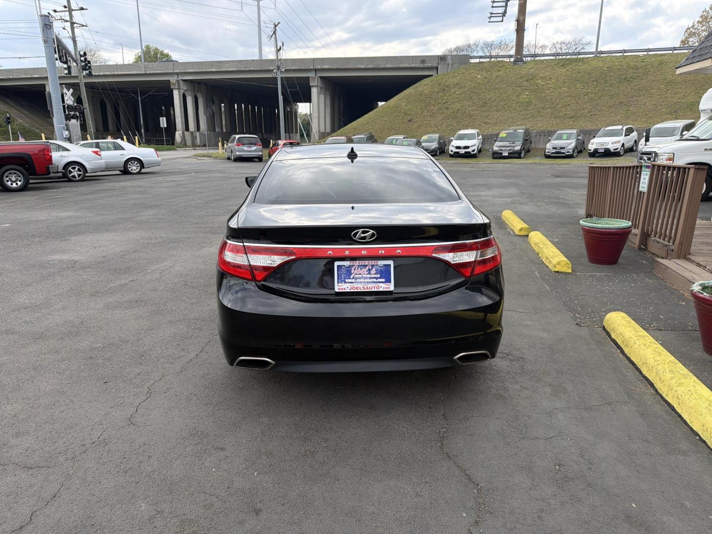 2017 Black Hyundai Azera Base (KMHFG4JG8HA) with an 3.3L V6 DOHC 24V engine, 6A transmission, located at 5700 Curlew Drive, Norfolk, VA, 23502, (757) 455-6330, 36.841885, -76.209412 - Photo#2