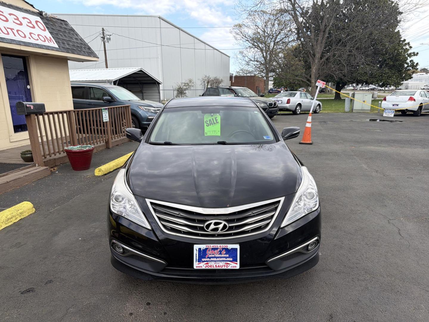 2017 Black Hyundai Azera Base (KMHFG4JG8HA) with an 3.3L V6 DOHC 24V engine, 6A transmission, located at 5700 Curlew Drive, Norfolk, VA, 23502, (757) 455-6330, 36.841885, -76.209412 - Photo#4