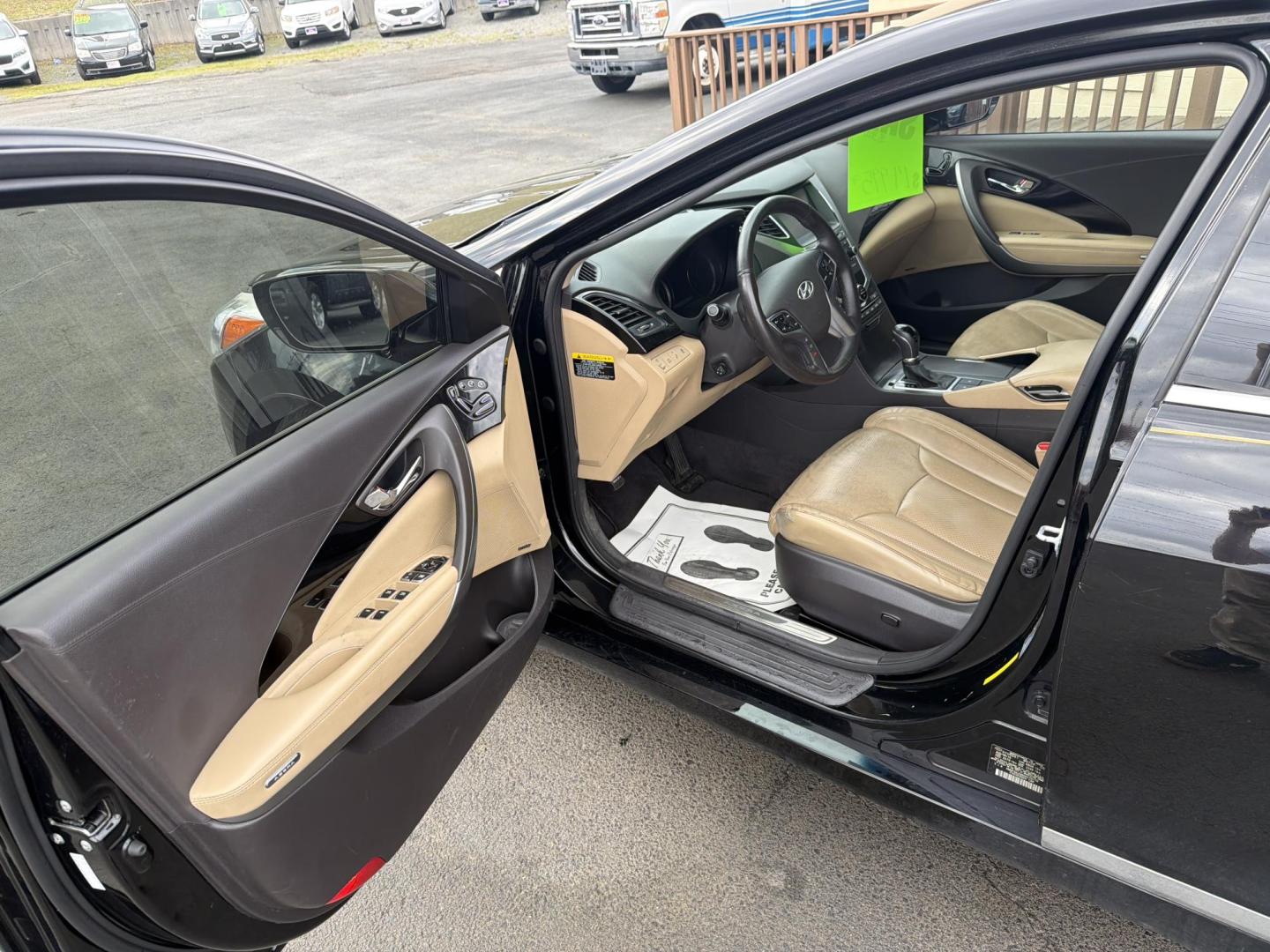 2017 Black Hyundai Azera Base (KMHFG4JG8HA) with an 3.3L V6 DOHC 24V engine, 6A transmission, located at 5700 Curlew Drive, Norfolk, VA, 23502, (757) 455-6330, 36.841885, -76.209412 - Photo#5