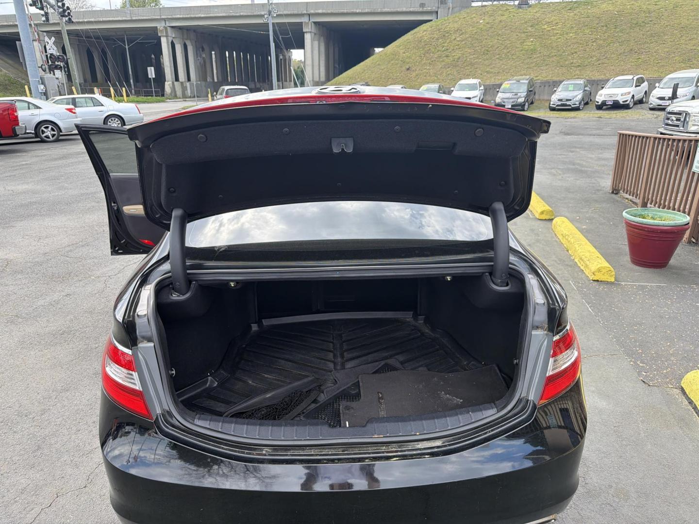 2017 Black Hyundai Azera Base (KMHFG4JG8HA) with an 3.3L V6 DOHC 24V engine, 6A transmission, located at 5700 Curlew Drive, Norfolk, VA, 23502, (757) 455-6330, 36.841885, -76.209412 - Photo#9