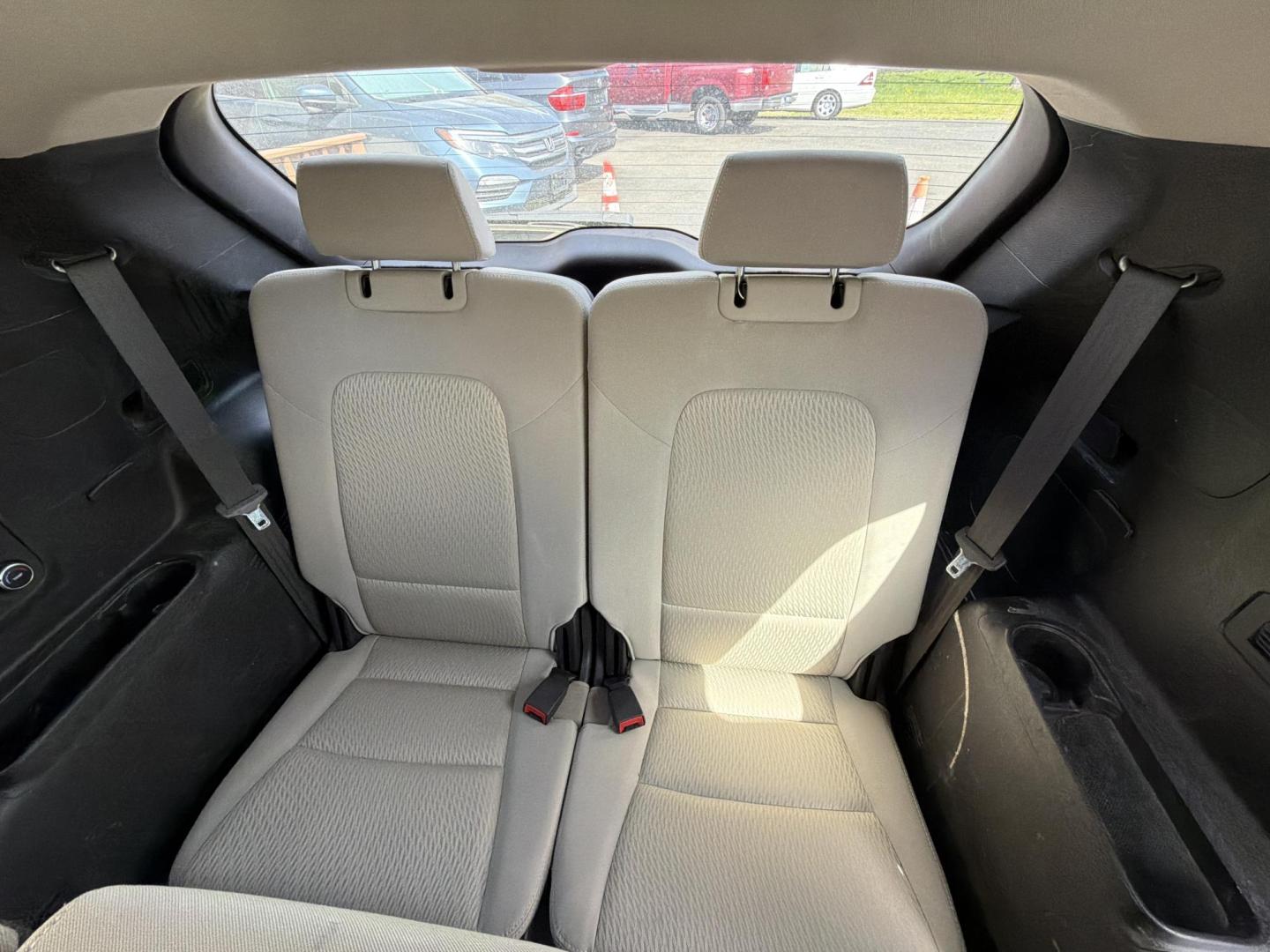 2017 red Hyundai Santa Fe SE AWD (KM8SMDHF6HU) with an 3.3L V6 DOHC 24V engine, 6A transmission, located at 5700 Curlew Drive, Norfolk, VA, 23502, (757) 455-6330, 36.841885, -76.209412 - Photo#9