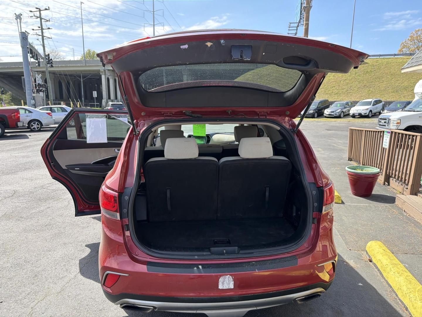 2017 red Hyundai Santa Fe SE AWD (KM8SMDHF6HU) with an 3.3L V6 DOHC 24V engine, 6A transmission, located at 5700 Curlew Drive, Norfolk, VA, 23502, (757) 455-6330, 36.841885, -76.209412 - Photo#10