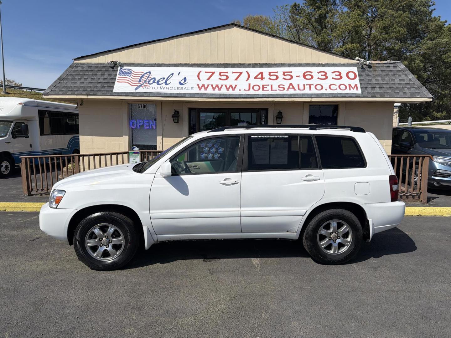 2005 WHITE Toyota Highlander V6 2WD with 3rd-Row Seat (JTEDP21A950) with an 3.3L V6 DOHC 24V engine, 5-Speed Automatic Overdrive transmission, located at 5700 Curlew Drive, Norfolk, VA, 23502, (757) 455-6330, 36.841885, -76.209412 - Photo#0