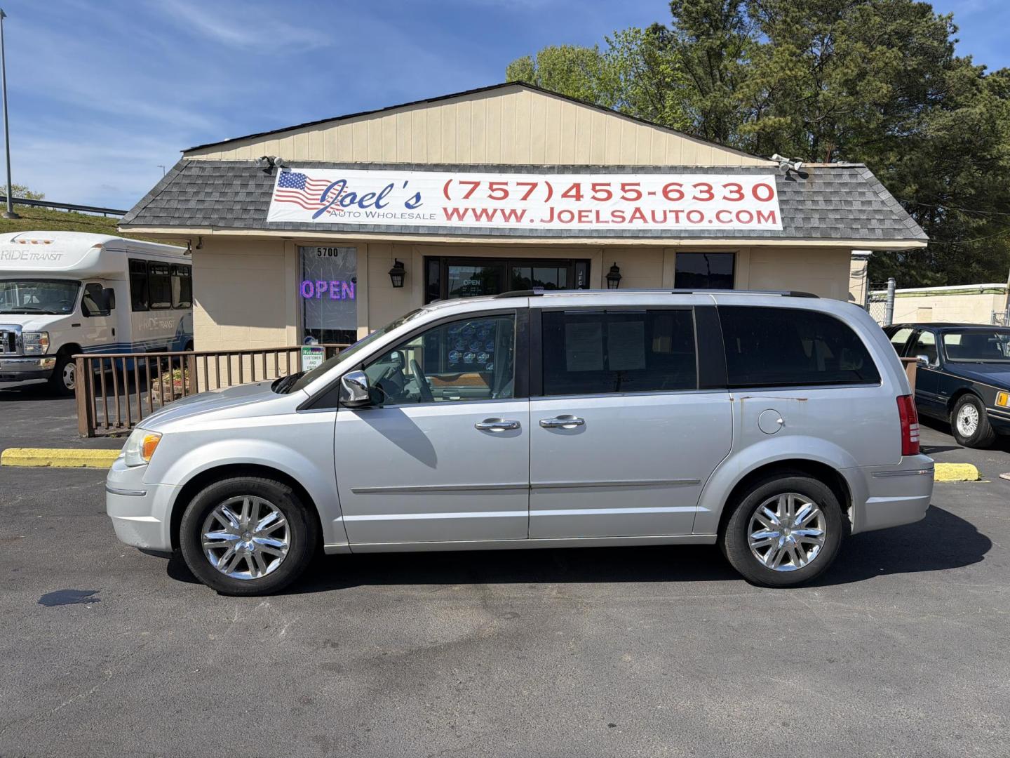 2009 Silver Chrysler Town & Country Limited (2A8HR64XX9R) with an 4.0L V6 SOHC 24V engine, 6-Speed Automatic transmission, located at 5700 Curlew Drive, Norfolk, VA, 23502, (757) 455-6330, 36.841885, -76.209412 - Photo#0
