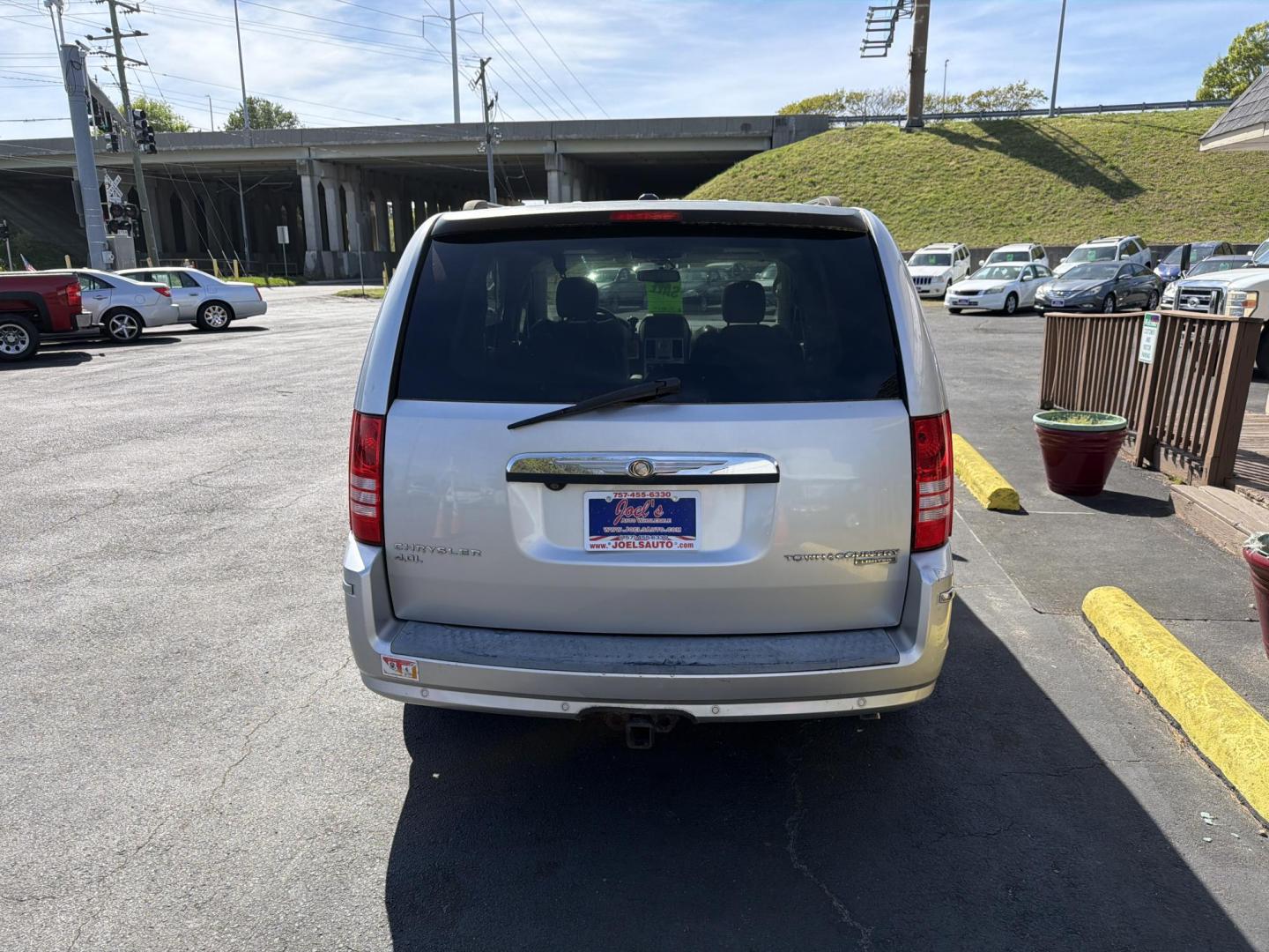 2009 Silver Chrysler Town & Country Limited (2A8HR64XX9R) with an 4.0L V6 SOHC 24V engine, 6-Speed Automatic transmission, located at 5700 Curlew Drive, Norfolk, VA, 23502, (757) 455-6330, 36.841885, -76.209412 - Photo#2