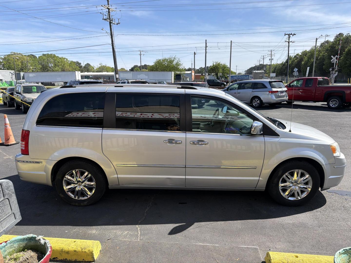 2009 Silver Chrysler Town & Country Limited (2A8HR64XX9R) with an 4.0L V6 SOHC 24V engine, 6-Speed Automatic transmission, located at 5700 Curlew Drive, Norfolk, VA, 23502, (757) 455-6330, 36.841885, -76.209412 - Photo#3