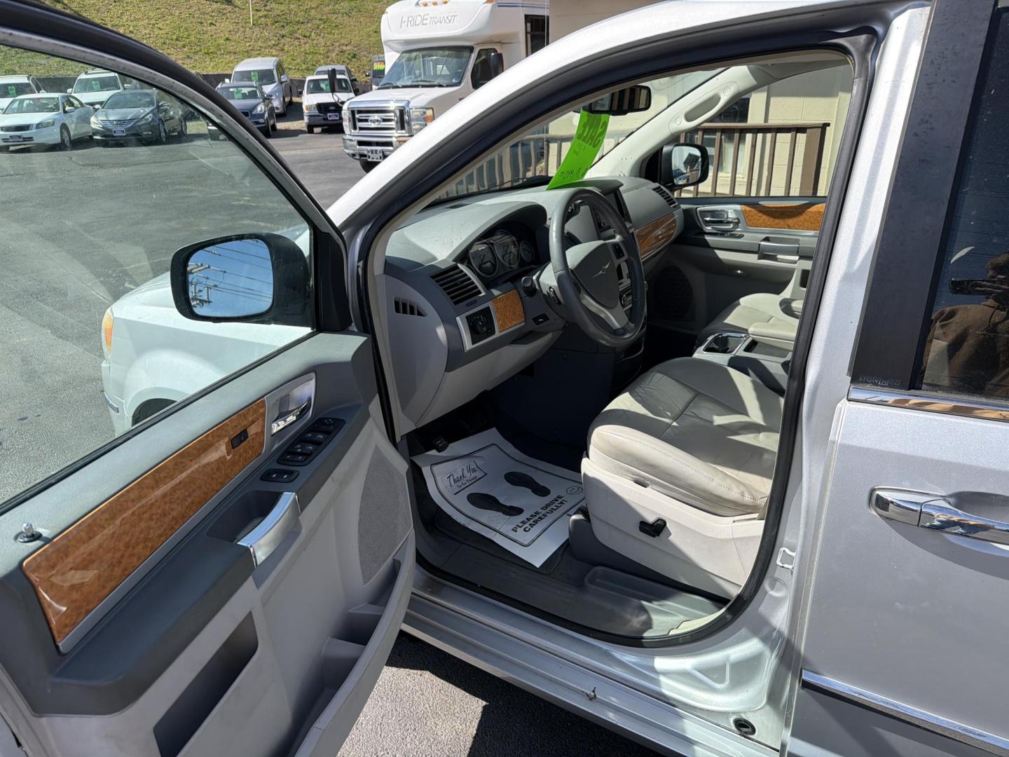 2009 Silver Chrysler Town & Country Limited (2A8HR64XX9R) with an 4.0L V6 SOHC 24V engine, 6-Speed Automatic transmission, located at 5700 Curlew Drive, Norfolk, VA, 23502, (757) 455-6330, 36.841885, -76.209412 - Photo#5