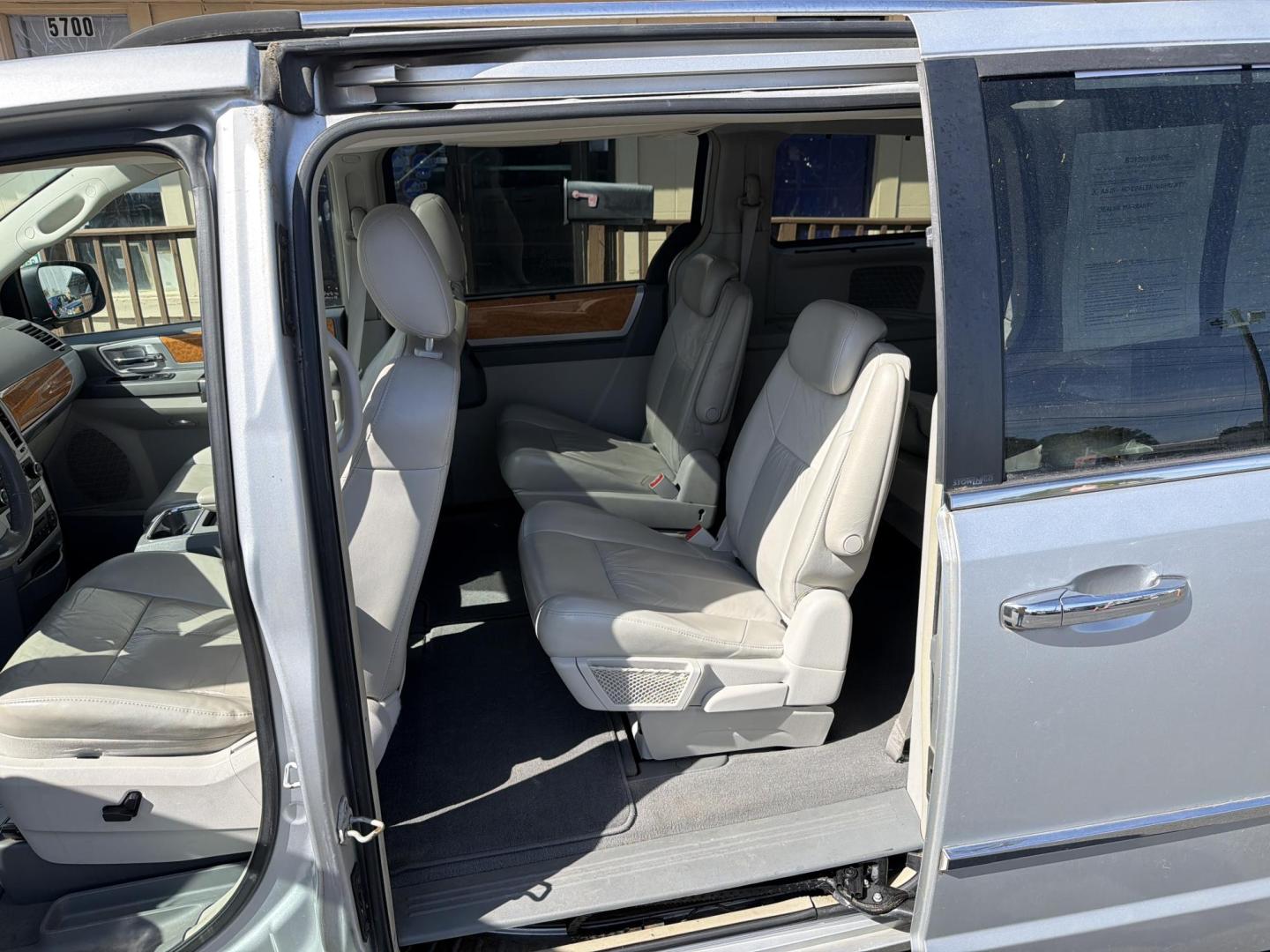 2009 Silver Chrysler Town & Country Limited (2A8HR64XX9R) with an 4.0L V6 SOHC 24V engine, 6-Speed Automatic transmission, located at 5700 Curlew Drive, Norfolk, VA, 23502, (757) 455-6330, 36.841885, -76.209412 - Photo#7