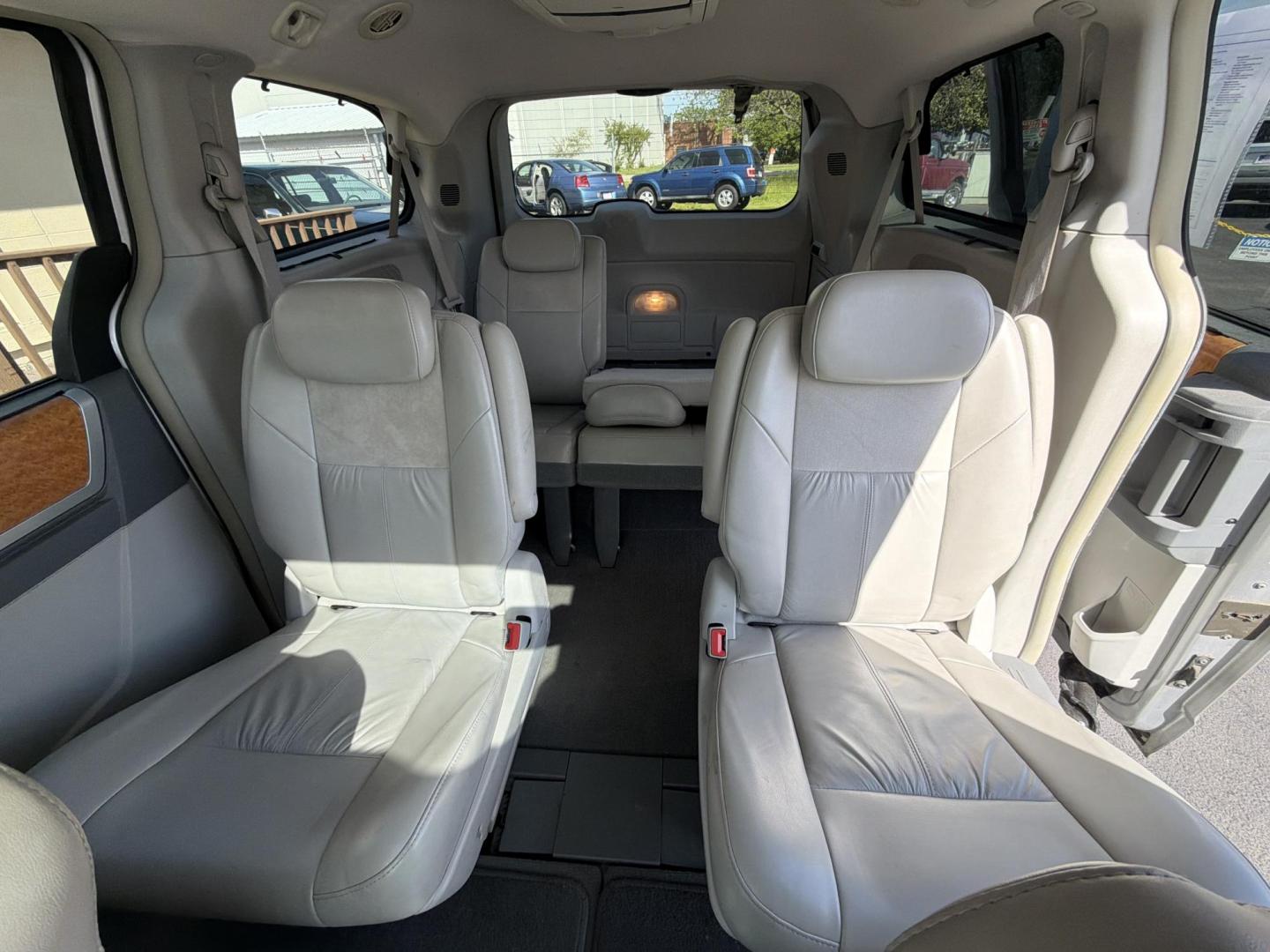 2009 Silver Chrysler Town & Country Limited (2A8HR64XX9R) with an 4.0L V6 SOHC 24V engine, 6-Speed Automatic transmission, located at 5700 Curlew Drive, Norfolk, VA, 23502, (757) 455-6330, 36.841885, -76.209412 - Photo#8