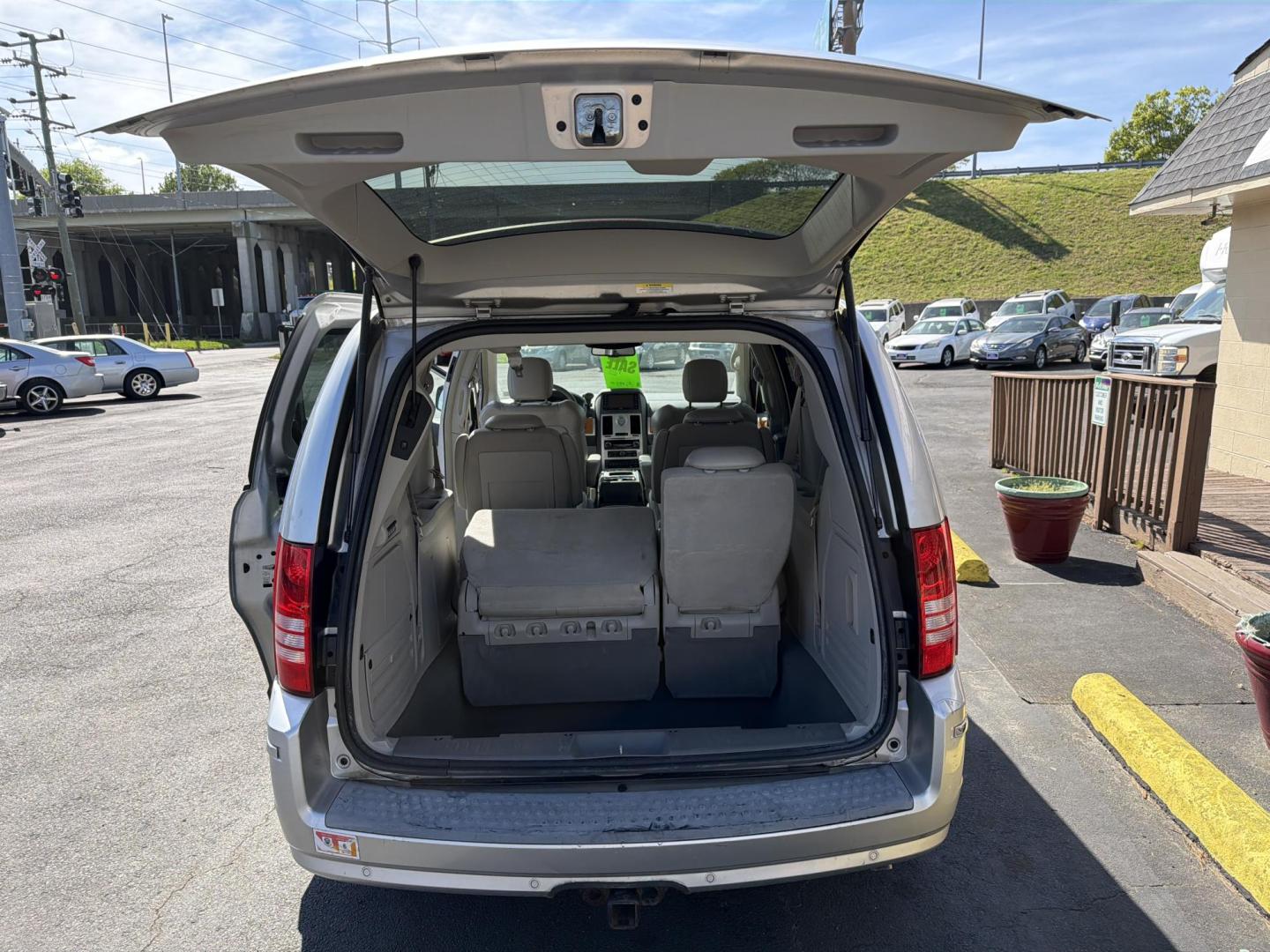 2009 Silver Chrysler Town & Country Limited (2A8HR64XX9R) with an 4.0L V6 SOHC 24V engine, 6-Speed Automatic transmission, located at 5700 Curlew Drive, Norfolk, VA, 23502, (757) 455-6330, 36.841885, -76.209412 - Photo#9