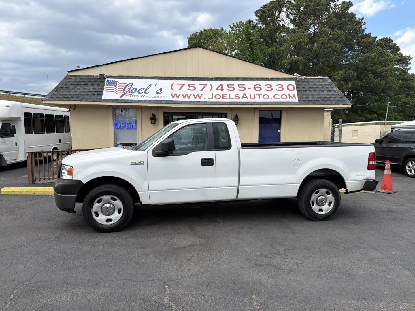 2008 WHITE Ford F-150 STX 2WD (1FTRF12W98K) with an 4.6L V8 SOHC 16V engine, 4-Speed Automatic Overdrive transmission, located at 5700 Curlew Drive, Norfolk, VA, 23502, (757) 455-6330, 36.841885, -76.209412 - Photo#0