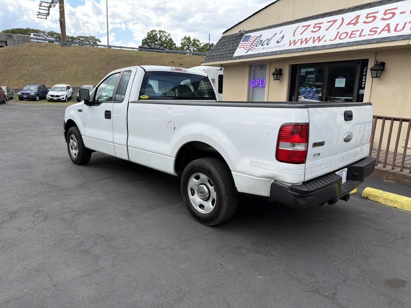 2008 WHITE Ford F-150 STX 2WD (1FTRF12W98K) with an 4.6L V8 SOHC 16V engine, 4-Speed Automatic Overdrive transmission, located at 5700 Curlew Drive, Norfolk, VA, 23502, (757) 455-6330, 36.841885, -76.209412 - Photo#1