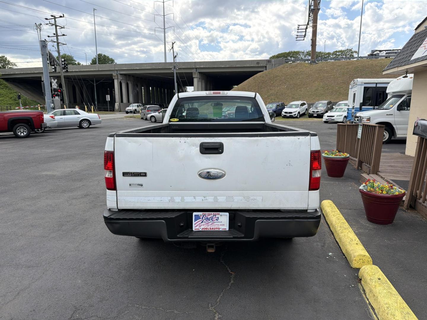 2008 WHITE Ford F-150 STX 2WD (1FTRF12W98K) with an 4.6L V8 SOHC 16V engine, 4-Speed Automatic Overdrive transmission, located at 5700 Curlew Drive, Norfolk, VA, 23502, (757) 455-6330, 36.841885, -76.209412 - Photo#2