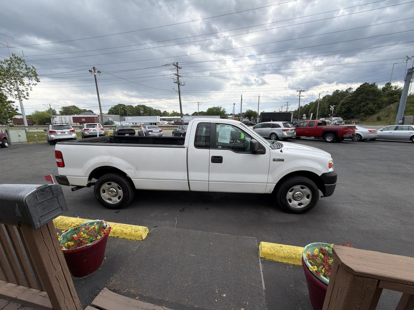 2008 WHITE Ford F-150 STX 2WD (1FTRF12W98K) with an 4.6L V8 SOHC 16V engine, 4-Speed Automatic Overdrive transmission, located at 5700 Curlew Drive, Norfolk, VA, 23502, (757) 455-6330, 36.841885, -76.209412 - Photo#3