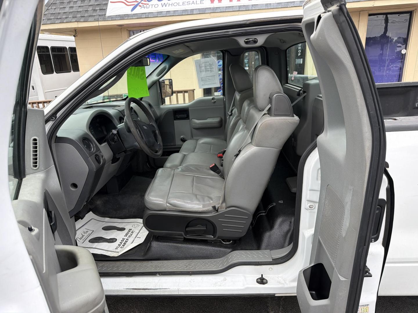 2008 WHITE Ford F-150 STX 2WD (1FTRF12W98K) with an 4.6L V8 SOHC 16V engine, 4-Speed Automatic Overdrive transmission, located at 5700 Curlew Drive, Norfolk, VA, 23502, (757) 455-6330, 36.841885, -76.209412 - Photo#7