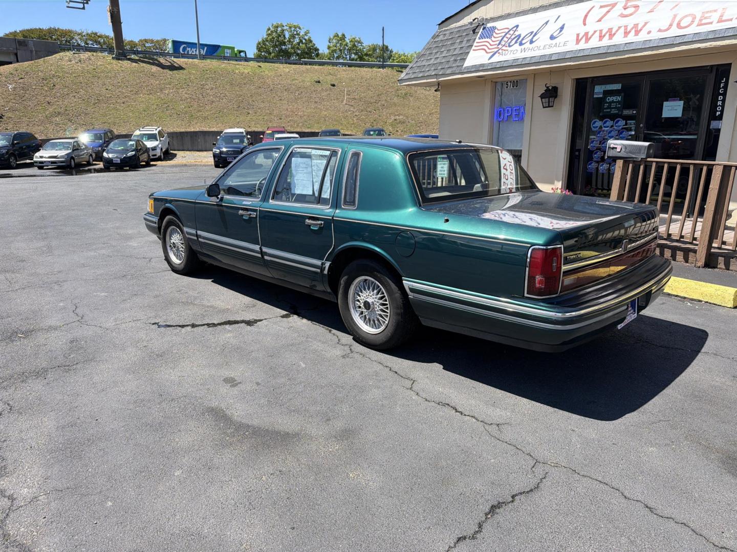 1993 Green Lincoln Town Car Executive (1LNLM81W1PY) with an 4.6L V8 SOHC 16V engine, 4-Speed Automatic Overdrive transmission, located at 5700 Curlew Drive, Norfolk, VA, 23502, (757) 455-6330, 36.841885, -76.209412 - Photo#1
