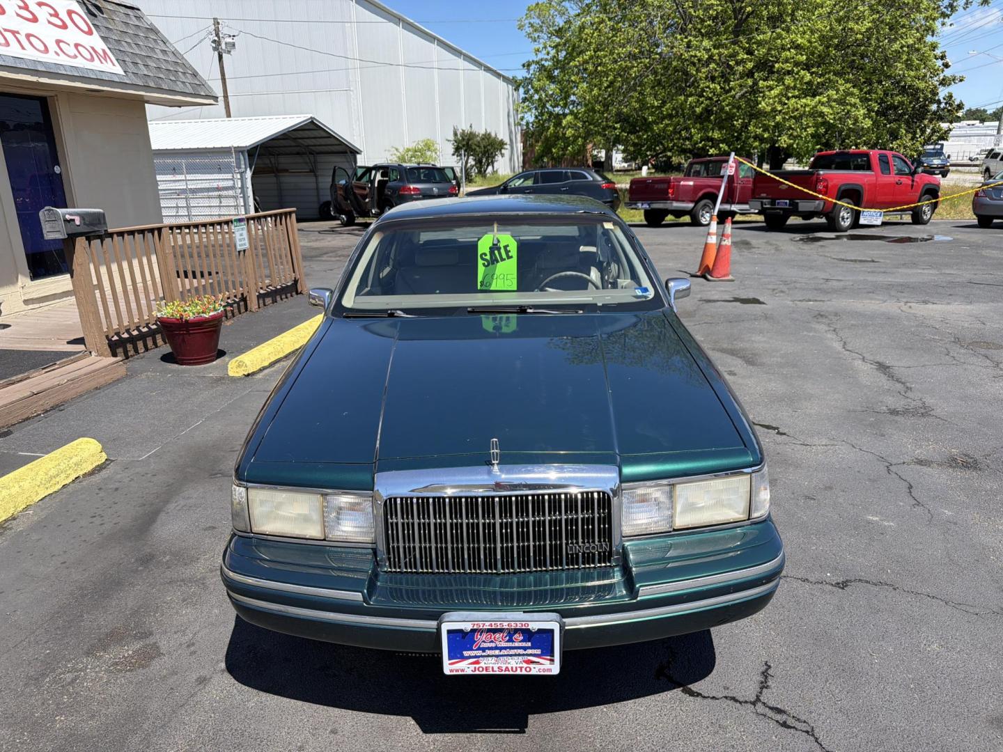 1993 Green Lincoln Town Car Executive (1LNLM81W1PY) with an 4.6L V8 SOHC 16V engine, 4-Speed Automatic Overdrive transmission, located at 5700 Curlew Drive, Norfolk, VA, 23502, (757) 455-6330, 36.841885, -76.209412 - Photo#4