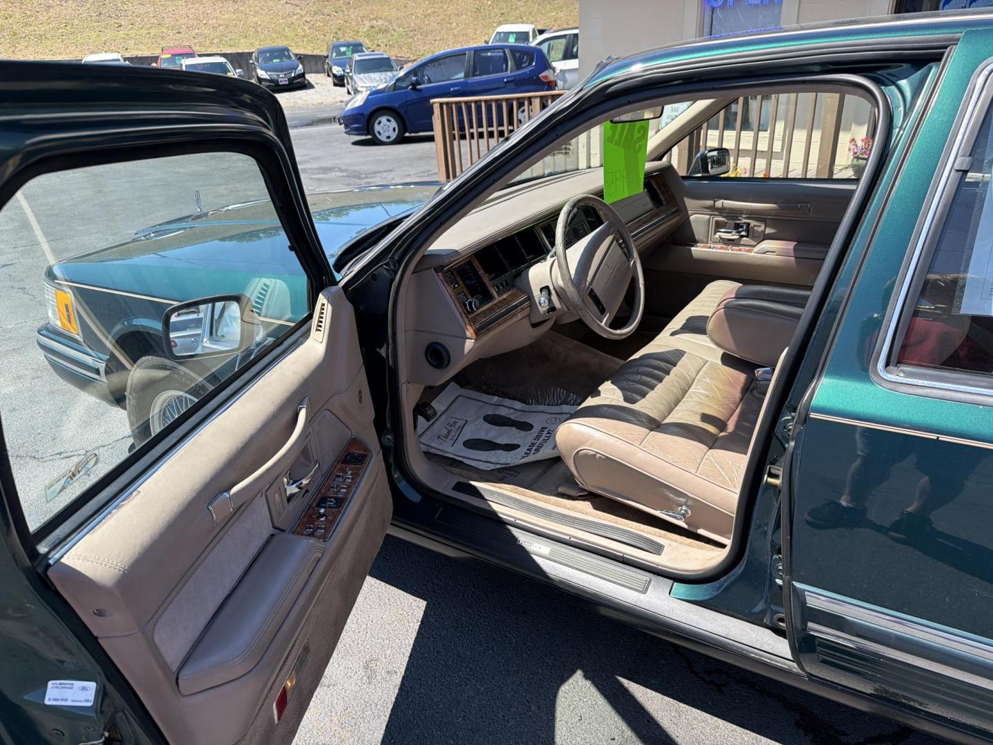 1993 Green Lincoln Town Car Executive (1LNLM81W1PY) with an 4.6L V8 SOHC 16V engine, 4-Speed Automatic Overdrive transmission, located at 5700 Curlew Drive, Norfolk, VA, 23502, (757) 455-6330, 36.841885, -76.209412 - Photo#5