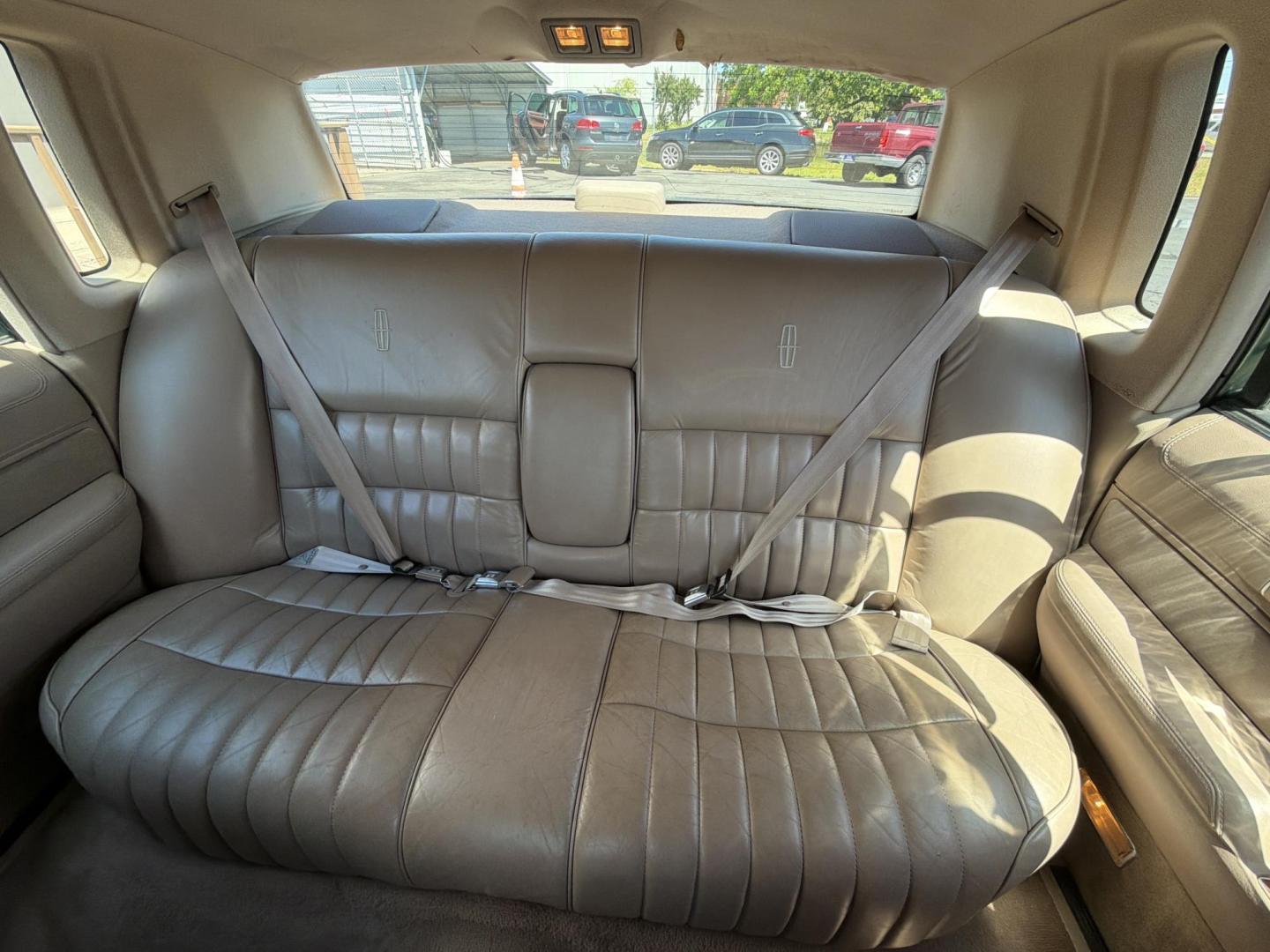 1993 Green Lincoln Town Car Executive (1LNLM81W1PY) with an 4.6L V8 SOHC 16V engine, 4-Speed Automatic Overdrive transmission, located at 5700 Curlew Drive, Norfolk, VA, 23502, (757) 455-6330, 36.841885, -76.209412 - Photo#8