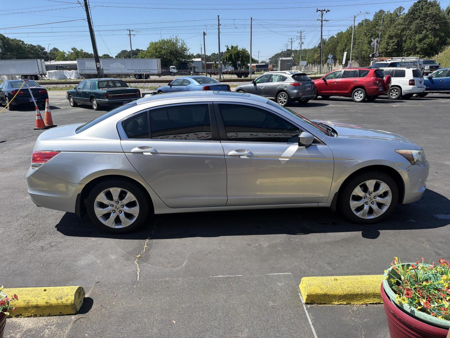 2009 Silver Honda Accord EX-L Sedan AT (1HGCP26859A) with an 2.4L L4 DOHC 16V engine, 5-Speed Automatic transmission, located at 5700 Curlew Drive, Norfolk, VA, 23502, (757) 455-6330, 36.841885, -76.209412 - Photo#3
