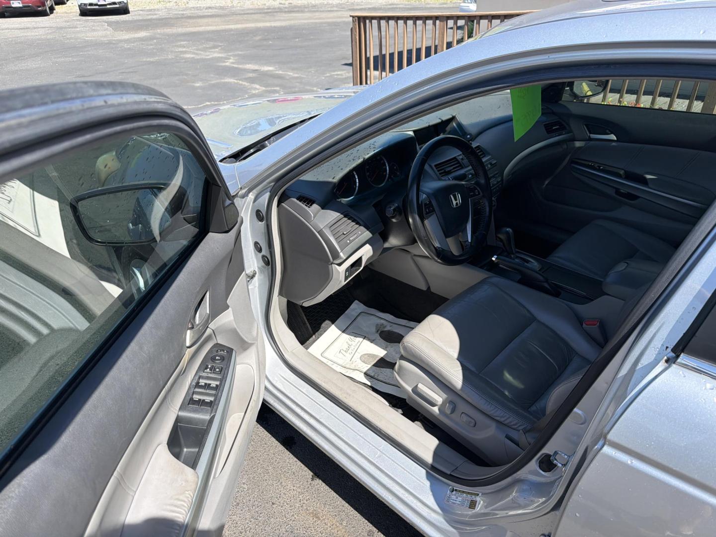 2009 Silver Honda Accord EX-L Sedan AT (1HGCP26859A) with an 2.4L L4 DOHC 16V engine, 5-Speed Automatic transmission, located at 5700 Curlew Drive, Norfolk, VA, 23502, (757) 455-6330, 36.841885, -76.209412 - Photo#5
