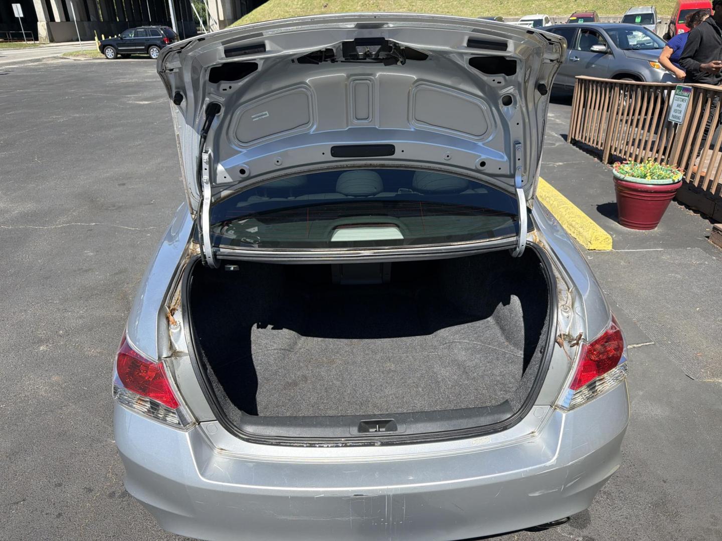 2009 Silver Honda Accord EX-L Sedan AT (1HGCP26859A) with an 2.4L L4 DOHC 16V engine, 5-Speed Automatic transmission, located at 5700 Curlew Drive, Norfolk, VA, 23502, (757) 455-6330, 36.841885, -76.209412 - Photo#9