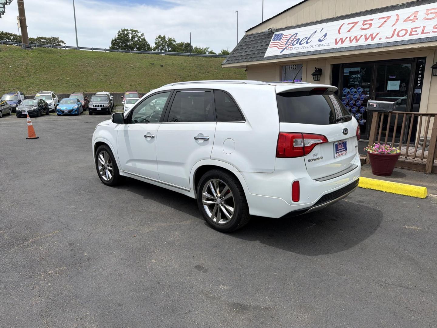 2015 WHITE Kia Sorento SX V6 FWD (5XYKW4A70FG) with an 3.3L V6 DOHC 24V engine, 6-Speed Automatic transmission, located at 5700 Curlew Drive, Norfolk, VA, 23502, (757) 455-6330, 36.841885, -76.209412 - Photo#1
