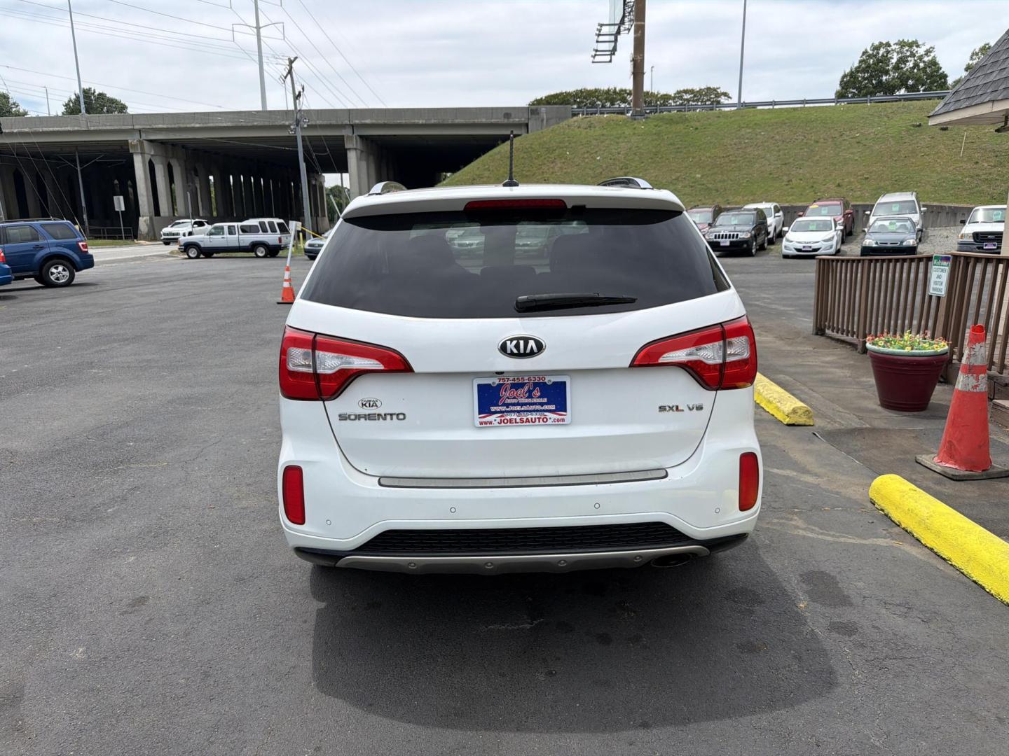 2015 WHITE Kia Sorento SX V6 FWD (5XYKW4A70FG) with an 3.3L V6 DOHC 24V engine, 6-Speed Automatic transmission, located at 5700 Curlew Drive, Norfolk, VA, 23502, (757) 455-6330, 36.841885, -76.209412 - Photo#2