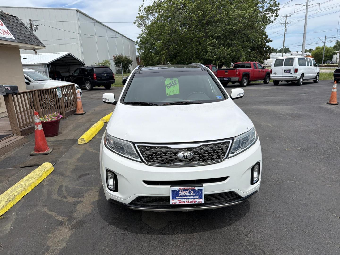 2015 WHITE Kia Sorento SX V6 FWD (5XYKW4A70FG) with an 3.3L V6 DOHC 24V engine, 6-Speed Automatic transmission, located at 5700 Curlew Drive, Norfolk, VA, 23502, (757) 455-6330, 36.841885, -76.209412 - Photo#4
