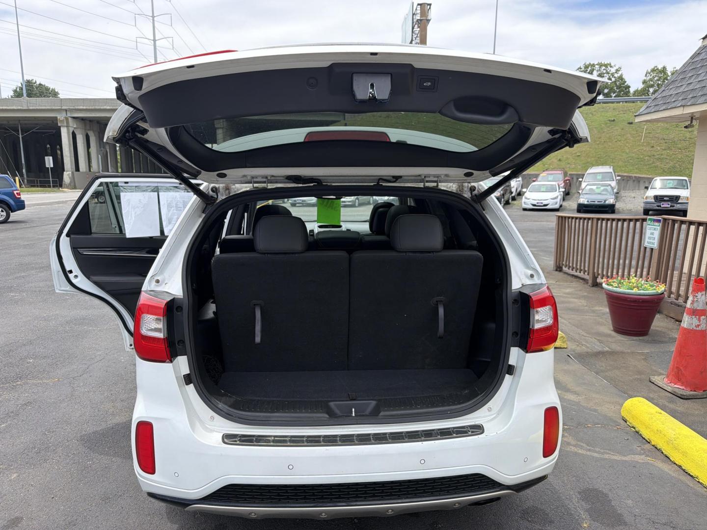 2015 WHITE Kia Sorento SX V6 FWD (5XYKW4A70FG) with an 3.3L V6 DOHC 24V engine, 6-Speed Automatic transmission, located at 5700 Curlew Drive, Norfolk, VA, 23502, (757) 455-6330, 36.841885, -76.209412 - Photo#9