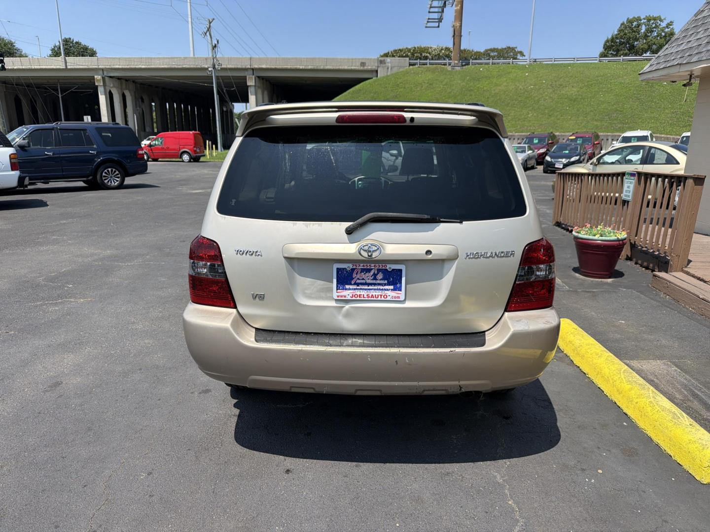 2007 Gold Toyota Highlander Limited V6 4WD (JTEEP21A770) with an 3.3L V6 DOHC 24V engine, 5-Speed Automatic Overdrive transmission, located at 5700 Curlew Drive, Norfolk, VA, 23502, (757) 455-6330, 36.841885, -76.209412- Photo#2