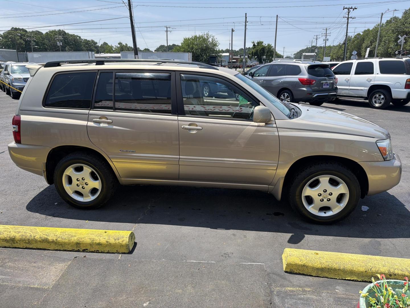 2007 Gold Toyota Highlander Limited V6 4WD (JTEEP21A770) with an 3.3L V6 DOHC 24V engine, 5-Speed Automatic Overdrive transmission, located at 5700 Curlew Drive, Norfolk, VA, 23502, (757) 455-6330, 36.841885, -76.209412- Photo#3