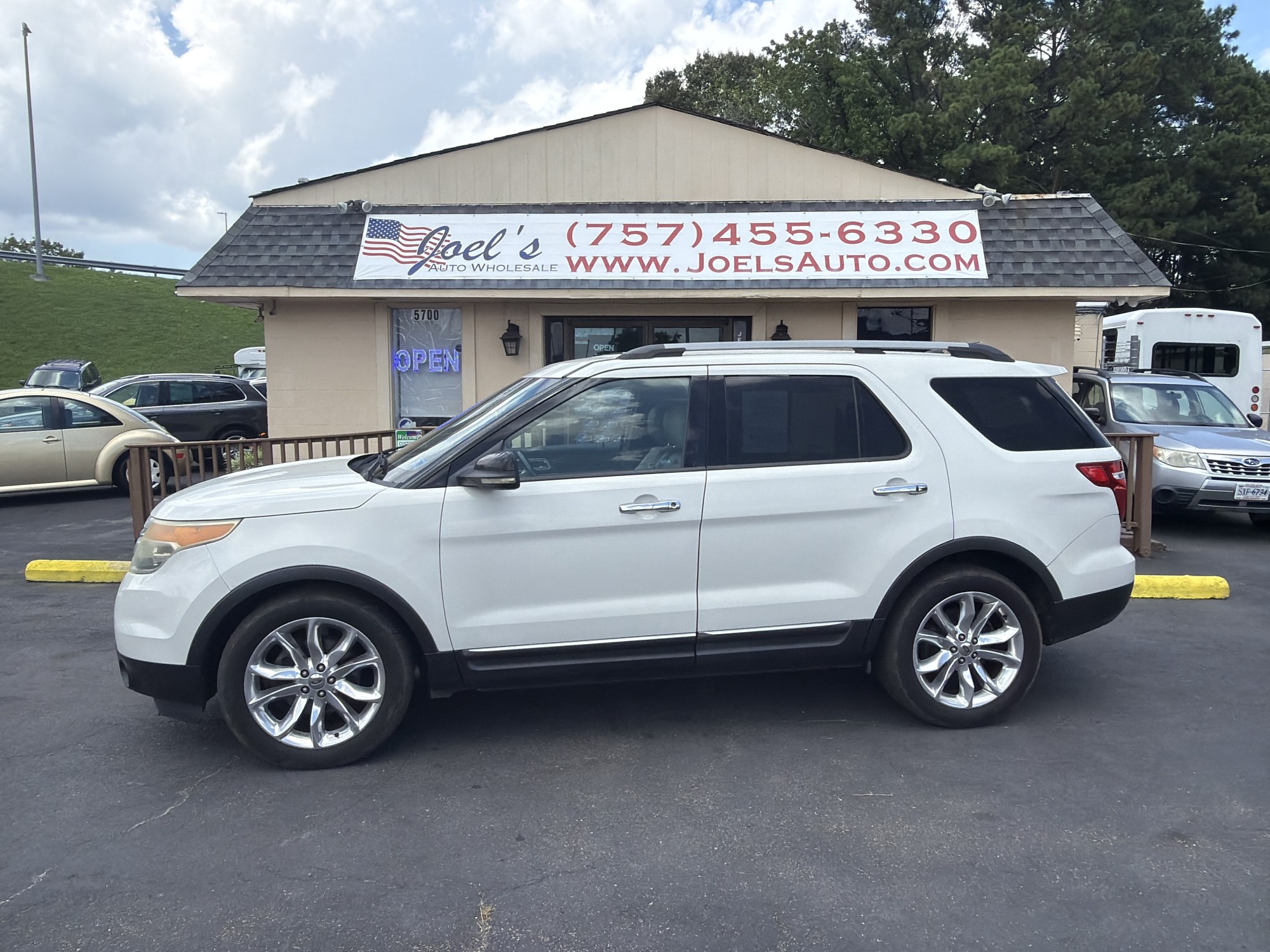 photo of 2011 Ford Explorer XLT FWD