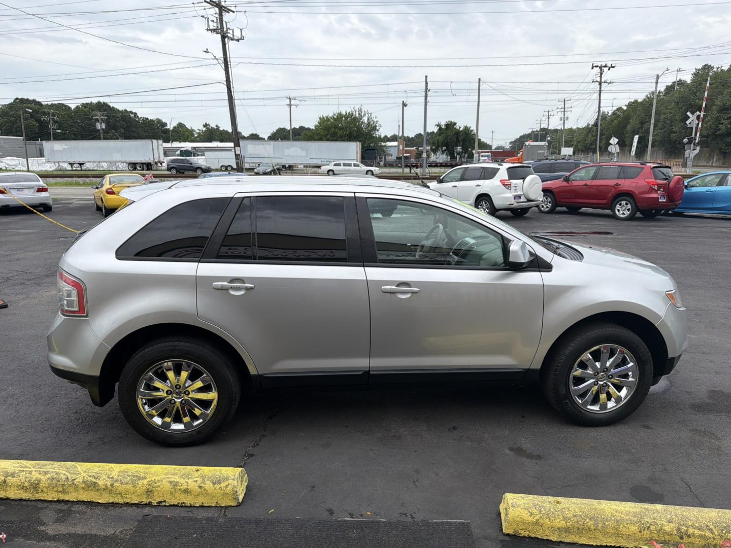 2010 Silver Ford Edge SEL FWD (2FMDK3JC4AB) with an 3.5L V6 DOHC 24V engine, 6A transmission, located at 5700 Curlew Drive, Norfolk, VA, 23502, (757) 455-6330, 36.841885, -76.209412- Photo#3