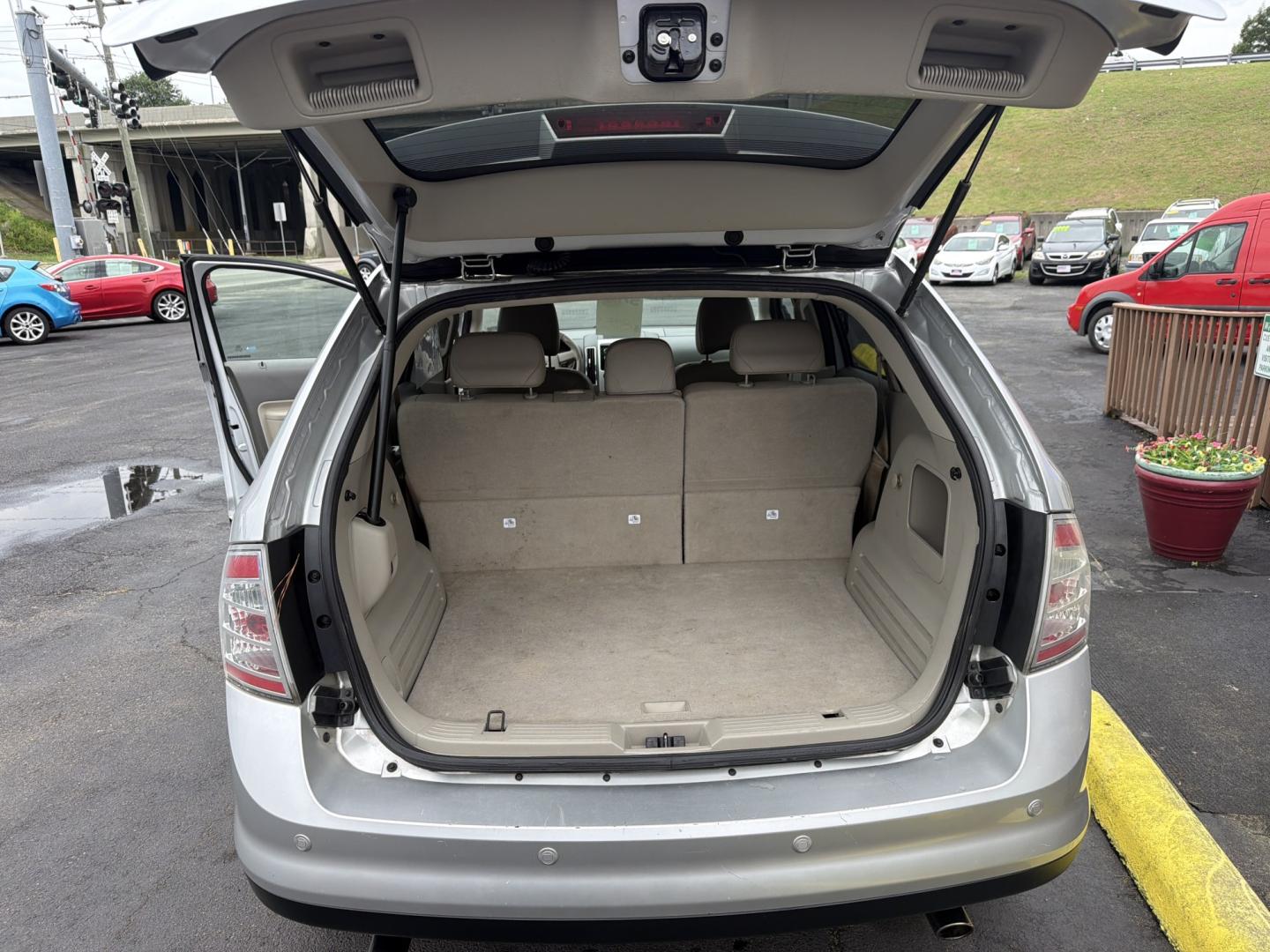 2010 Silver Ford Edge SEL FWD (2FMDK3JC4AB) with an 3.5L V6 DOHC 24V engine, 6A transmission, located at 5700 Curlew Drive, Norfolk, VA, 23502, (757) 455-6330, 36.841885, -76.209412- Photo#9