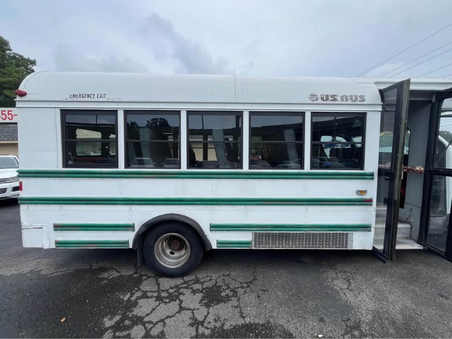 2004 WHITE /Gray Chevrolet Express G3500 (1GBJG31U741) with an 6.0L V8 OHV 16V engine, 4A OD transmission, located at 5700 Curlew Drive, Norfolk, VA, 23502, (757) 455-6330, 36.841885, -76.209412 - CASH DEAL NO IN HOUSE FINANCING -2004 Chevrolet Express Cutaway Bus 3500 110k Miles -14 passengers 1 driver 15 seats total! -New state inspection -Ready to work again -Virginia dealer $250 processing fee INCLUDED IN PRICE- Photo#2