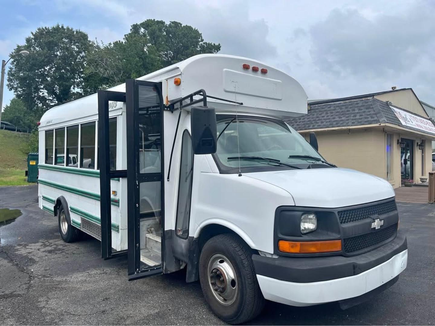 2004 WHITE /Gray Chevrolet Express G3500 (1GBJG31U741) with an 6.0L V8 OHV 16V engine, 4A OD transmission, located at 5700 Curlew Drive, Norfolk, VA, 23502, (757) 455-6330, 36.841885, -76.209412 - CASH DEAL NO IN HOUSE FINANCING -2004 Chevrolet Express Cutaway Bus 3500 110k Miles -14 passengers 1 driver 15 seats total! -New state inspection -Ready to work again -Virginia dealer $250 processing fee INCLUDED IN PRICE- Photo#1