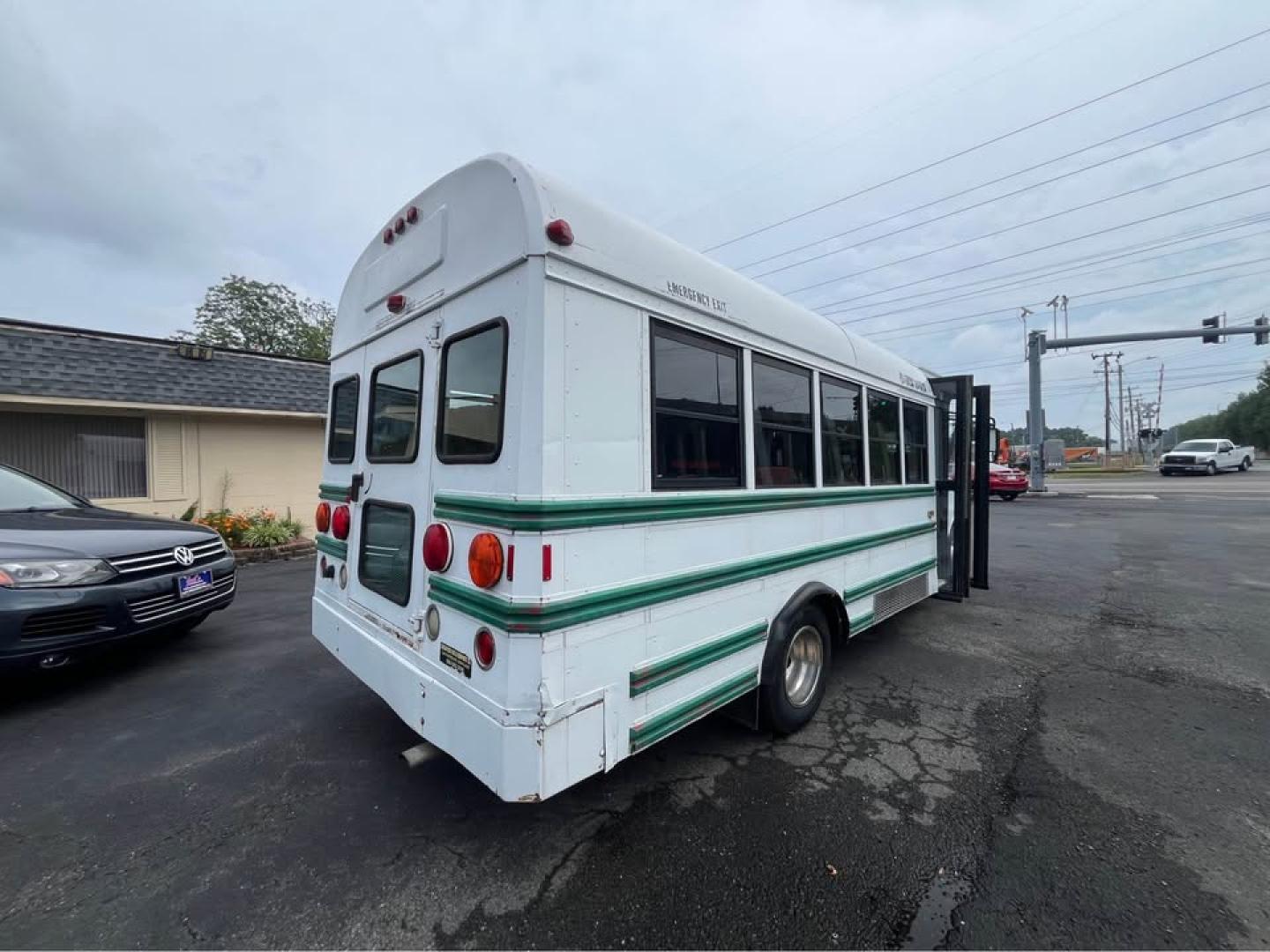 2004 WHITE /Gray Chevrolet Express G3500 (1GBJG31U741) with an 6.0L V8 OHV 16V engine, 4A OD transmission, located at 5700 Curlew Drive, Norfolk, VA, 23502, (757) 455-6330, 36.841885, -76.209412 - CASH DEAL NO IN HOUSE FINANCING -2004 Chevrolet Express Cutaway Bus 3500 110k Miles -14 passengers 1 driver 15 seats total! -New state inspection -Ready to work again -Virginia dealer $250 processing fee INCLUDED IN PRICE- Photo#5