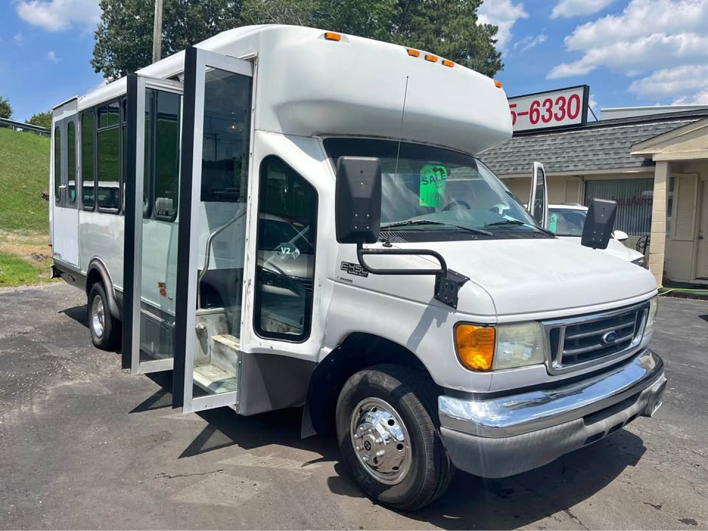 2005 WHITE /Gray Ford Econoline E-450 (1FDXE45S35H) with an 6.8L V10 SOHC 20V engine, Automatic transmission, located at 5700 Curlew Drive, Norfolk, VA, 23502, (757) 455-6330, 36.841885, -76.209412 - CASH DEAL NO IN HOUSE FINANCING -2005 Ford E450 15 Passenger Bus -23k original miles -New state inspection -New batteries -Leaks some water inside from the roof emergency exit -Ready for a new home -Virginia dealer $250 processing fee- Photo#0