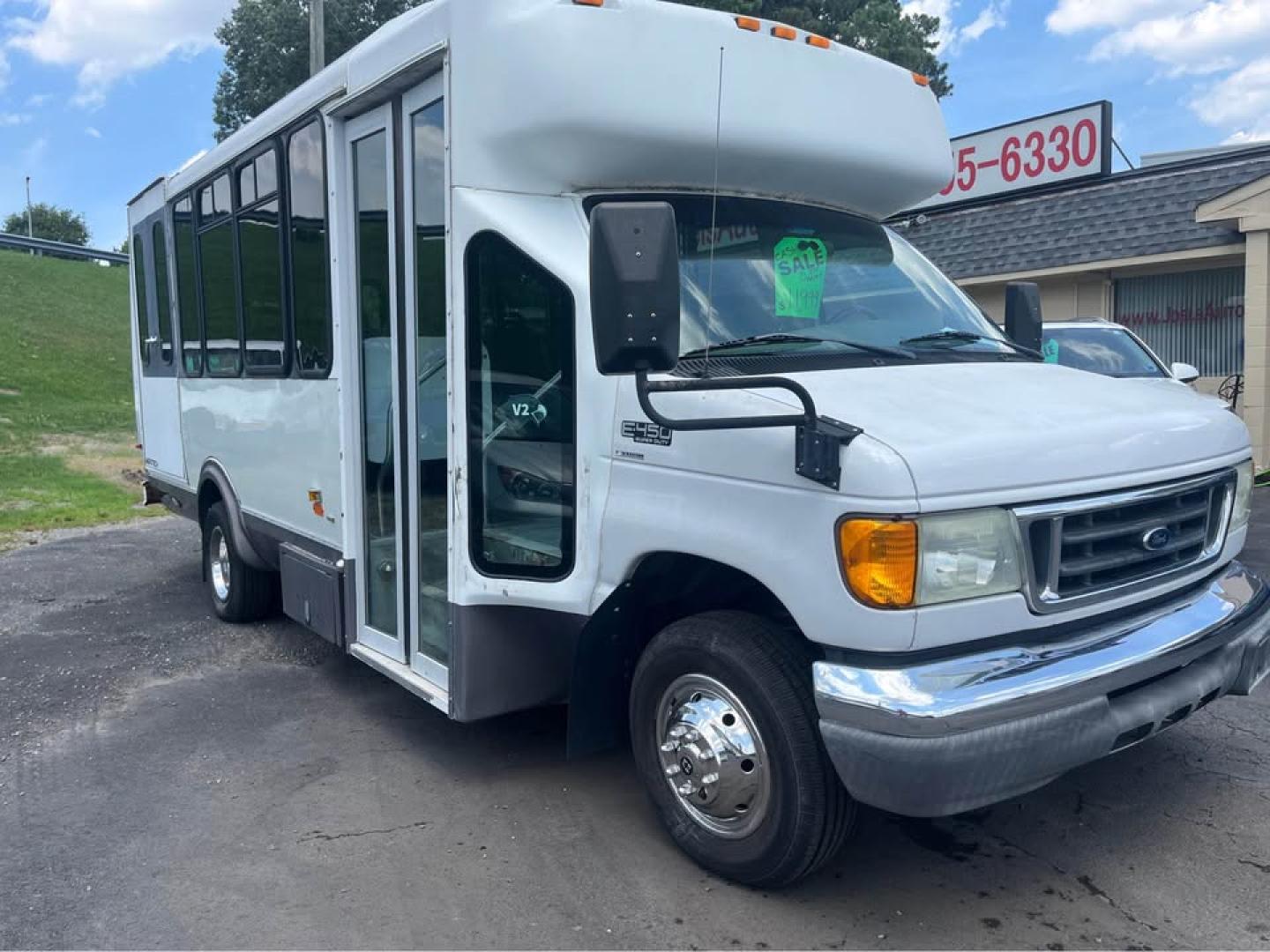 2005 WHITE /Gray Ford Econoline E-450 (1FDXE45S35H) with an 6.8L V10 SOHC 20V engine, Automatic transmission, located at 5700 Curlew Drive, Norfolk, VA, 23502, (757) 455-6330, 36.841885, -76.209412 - CASH DEAL NO IN HOUSE FINANCING -2005 Ford E450 15 Passenger Bus -23k original miles -New state inspection -New batteries -Leaks some water inside from the roof emergency exit -Ready for a new home -Virginia dealer $250 processing fee- Photo#2