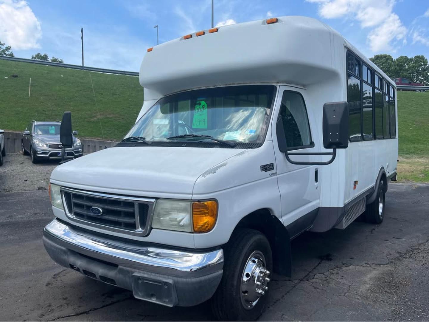 2005 WHITE /Gray Ford Econoline E-450 (1FDXE45S35H) with an 6.8L V10 SOHC 20V engine, Automatic transmission, located at 5700 Curlew Drive, Norfolk, VA, 23502, (757) 455-6330, 36.841885, -76.209412 - CASH DEAL NO IN HOUSE FINANCING -2005 Ford E450 15 Passenger Bus -23k original miles -New state inspection -New batteries -Leaks some water inside from the roof emergency exit -Ready for a new home -Virginia dealer $250 processing fee- Photo#1