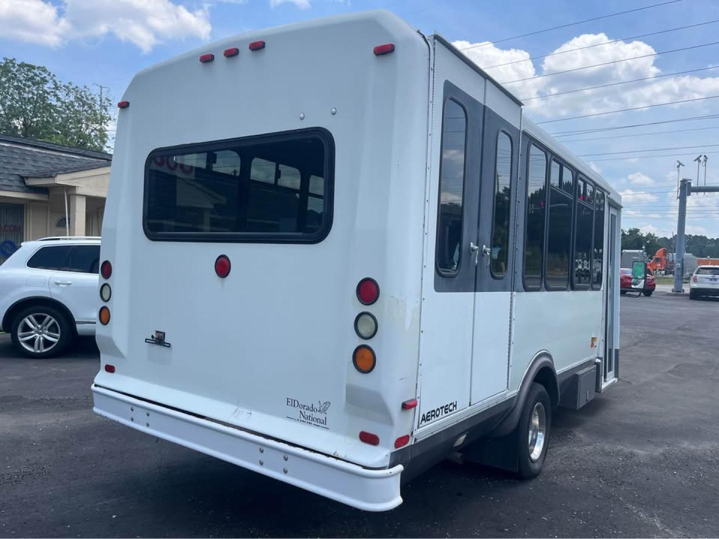 2005 WHITE /Gray Ford Econoline E-450 (1FDXE45S35H) with an 6.8L V10 SOHC 20V engine, Automatic transmission, located at 5700 Curlew Drive, Norfolk, VA, 23502, (757) 455-6330, 36.841885, -76.209412 - CASH DEAL NO IN HOUSE FINANCING -2005 Ford E450 15 Passenger Bus -23k original miles -New state inspection -New batteries -Leaks some water inside from the roof emergency exit -Ready for a new home -Virginia dealer $250 processing fee- Photo#6