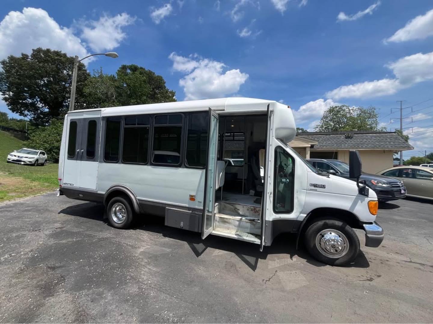 2005 WHITE /Gray Ford Econoline E-450 (1FDXE45S35H) with an 6.8L V10 SOHC 20V engine, Automatic transmission, located at 5700 Curlew Drive, Norfolk, VA, 23502, (757) 455-6330, 36.841885, -76.209412 - CASH DEAL NO IN HOUSE FINANCING -2005 Ford E450 15 Passenger Bus -23k original miles -New state inspection -New batteries -Leaks some water inside from the roof emergency exit -Ready for a new home -Virginia dealer $250 processing fee- Photo#8