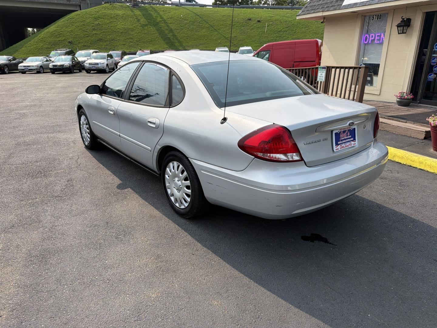 2007 Ford Taurus SE (1FAFP53UX7A) with an 3.0L V6 OHV 12V engine, located at 5700 Curlew Drive, Norfolk, VA, 23502, (757) 455-6330, 36.841885, -76.209412- Photo#1