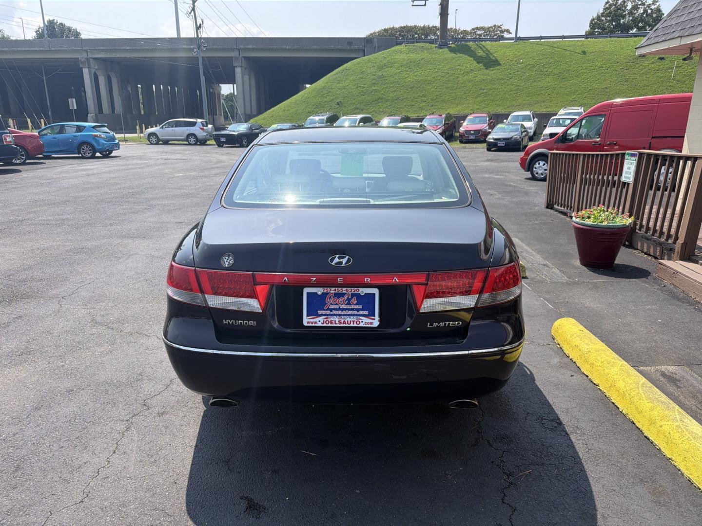 2006 Hyundai Azera Limited (KMHFC46F86A) with an 3.8L V6 DOHC 24V engine, 5A OD transmission, located at 5700 Curlew Drive, Norfolk, VA, 23502, (757) 455-6330, 36.841885, -76.209412- Photo#2