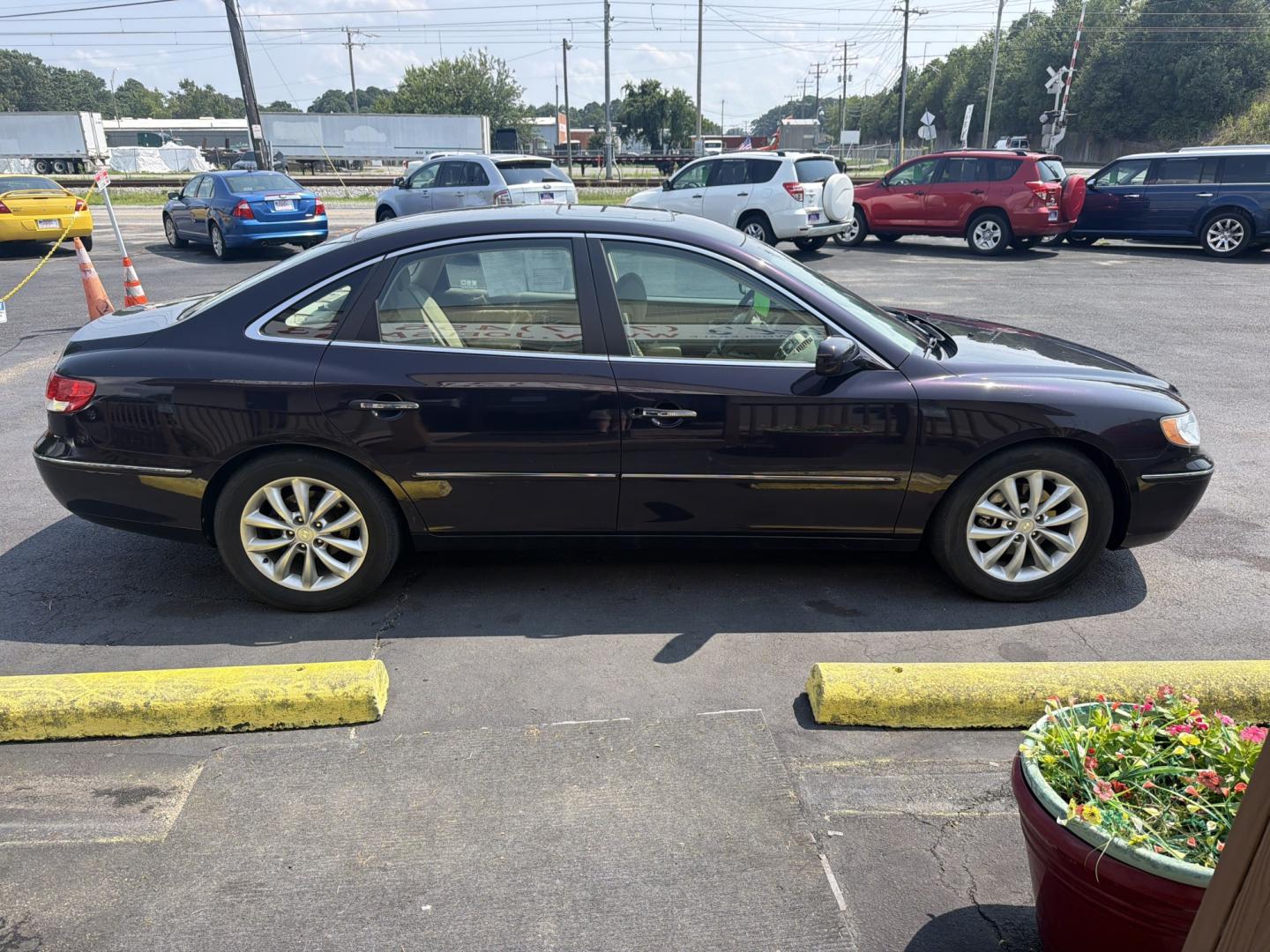 2006 Hyundai Azera Limited (KMHFC46F86A) with an 3.8L V6 DOHC 24V engine, 5A OD transmission, located at 5700 Curlew Drive, Norfolk, VA, 23502, (757) 455-6330, 36.841885, -76.209412- Photo#3